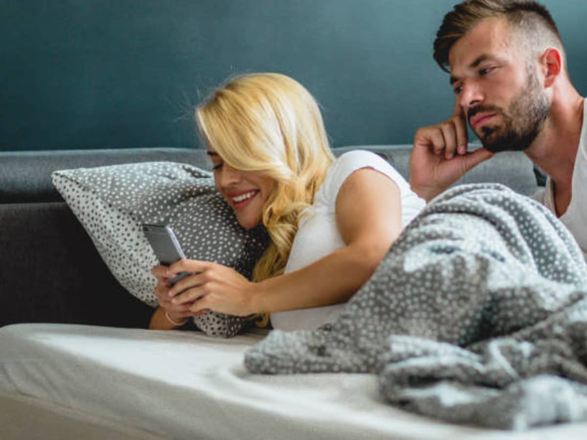 8-reasons-why-your-girlfriend-will-cheat-on-you-according-to-an-expert